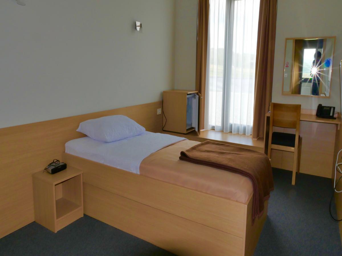 Hotel Lika Jug Brinje Kültér fotó